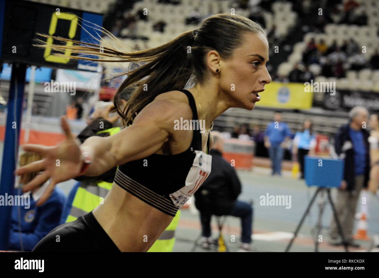Gewinner von 400 m der Frauen Elpida - Joanna Karkalatou in Aktion während des Allgemein Indoor Leichtathletik Meisterschaft im Stadion des Friedens und der Freundschaft in Piräus gesehen. Stockfoto
