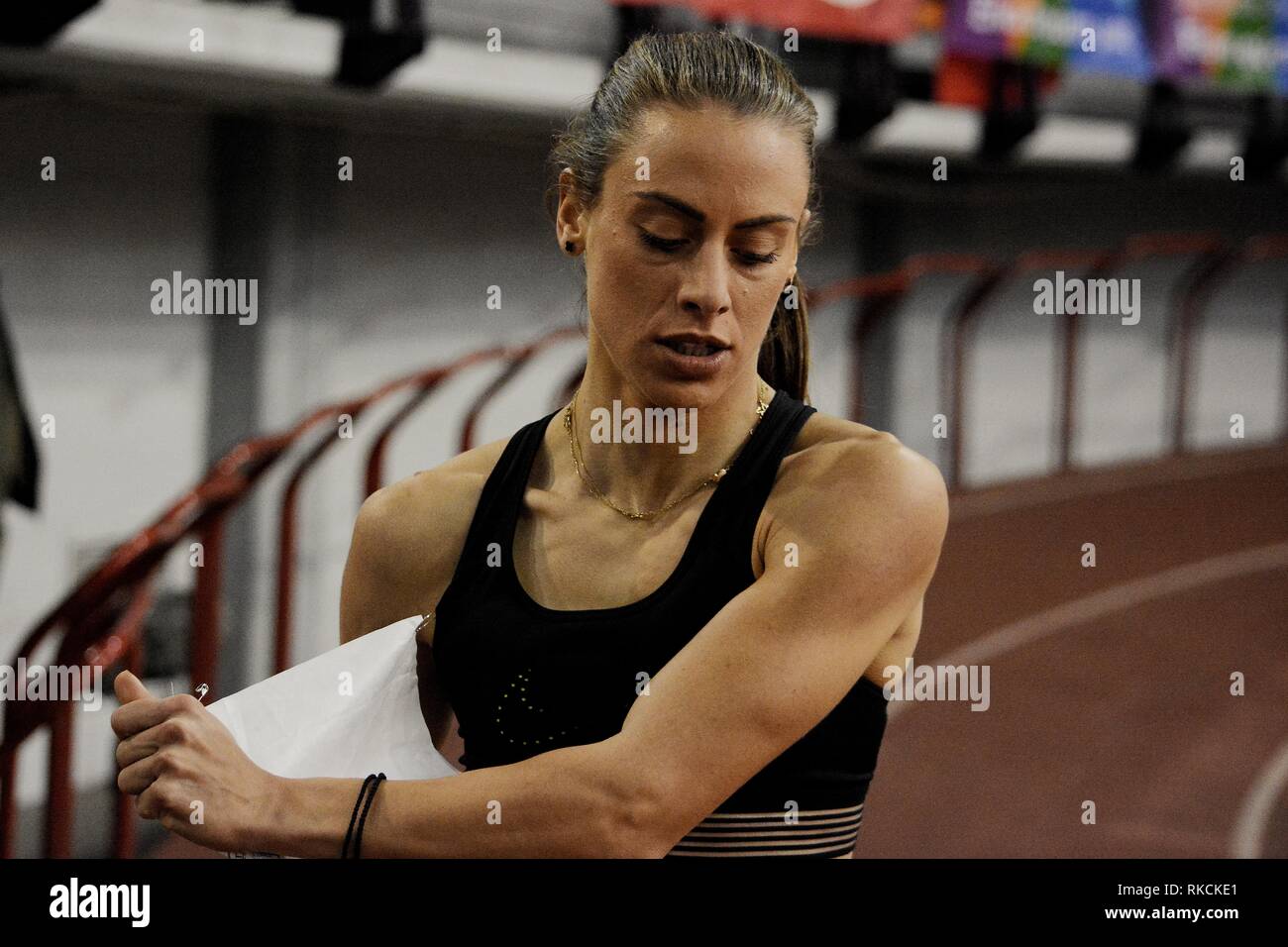 Gewinner von 400 m der Frauen Elpida - Joanna Karkalatou in Aktion während des Allgemein Indoor Leichtathletik Meisterschaft im Stadion des Friedens und der Freundschaft in Piräus gesehen. Stockfoto