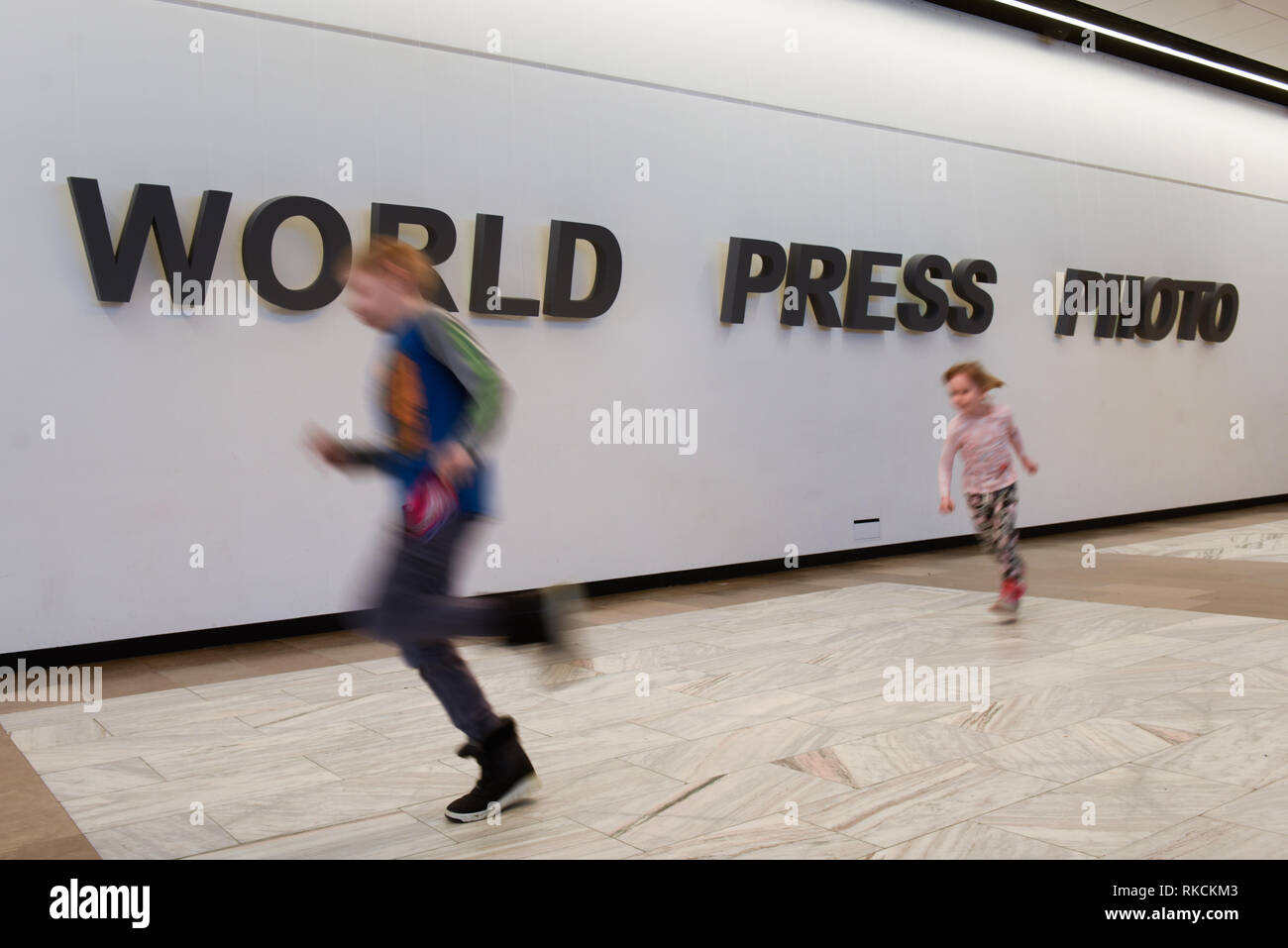 Kinder gesehen die World Press Photo in Nowa Huta Kulturzentrum. Stockfoto