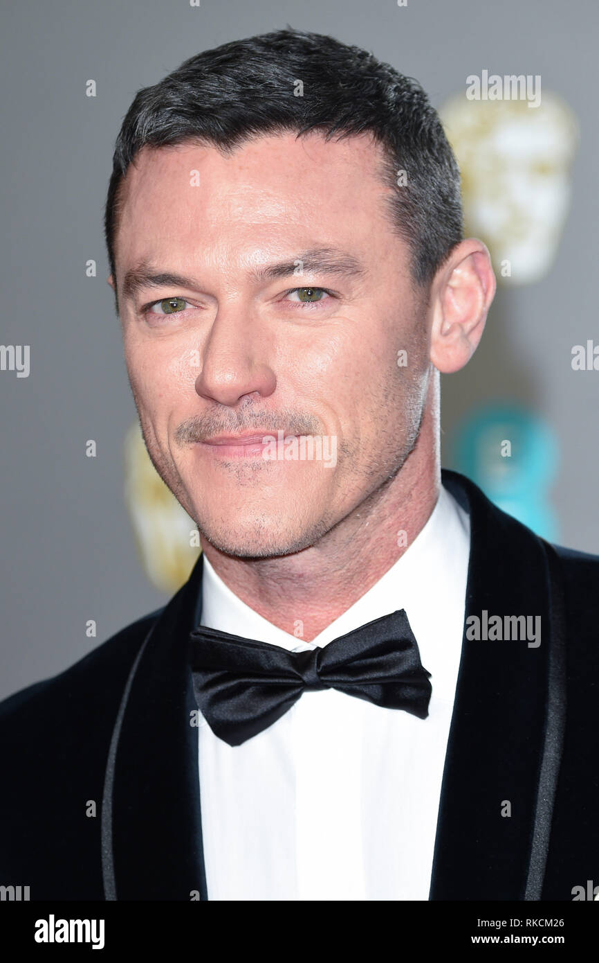 London, Großbritannien. 10 Feb, 2019. LONDON, GROSSBRITANNIEN. Februar 10, 2019: Luke Evans für den BAFTA Film Awards 2019 in der Royal Albert Hall, London anreisen. Bild: Steve Vas/Featureflash Credit: Paul Smith/Alamy leben Nachrichten Stockfoto