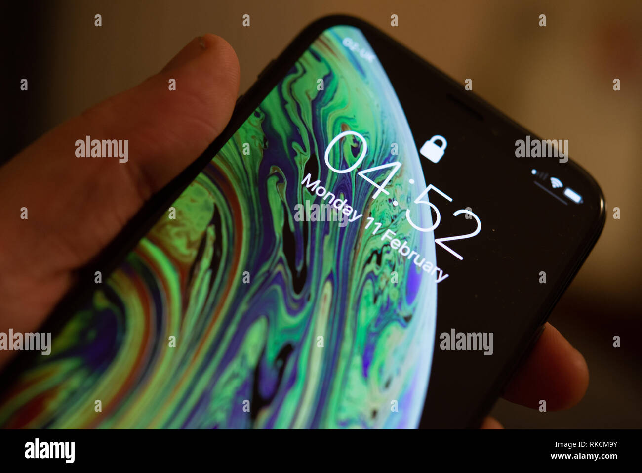 Eine Person hält ein iPhone XS Handy in Stockport, Großbritannien am Montag, den 11. Februar 2019. Apple App Entwickler gefragt, um zu gewährleisten, dass die Privatsphäre der Menschen, in Bezug auf die Handynutzung, auf Handys oder Entfernung aus dem App Store laut einem Bericht über die unabhängige Website Gesicht. Credit: Jonathan Nicholson/Alamy leben Nachrichten Stockfoto