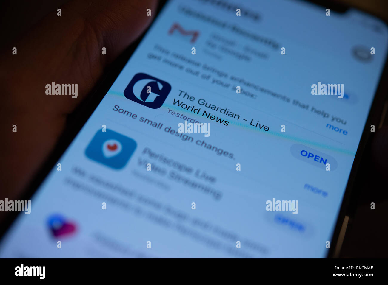 Eine Person hält ein iPhone XS Handy in Stockport, Großbritannien am Montag, den 11. Februar 2019. Apple App Entwickler gefragt, um zu gewährleisten, dass die Privatsphäre der Menschen, in Bezug auf die Handynutzung, auf Handys oder Entfernung aus dem App Store laut einem Bericht über die unabhängige Website Gesicht. Credit: Jonathan Nicholson/Alamy leben Nachrichten Stockfoto