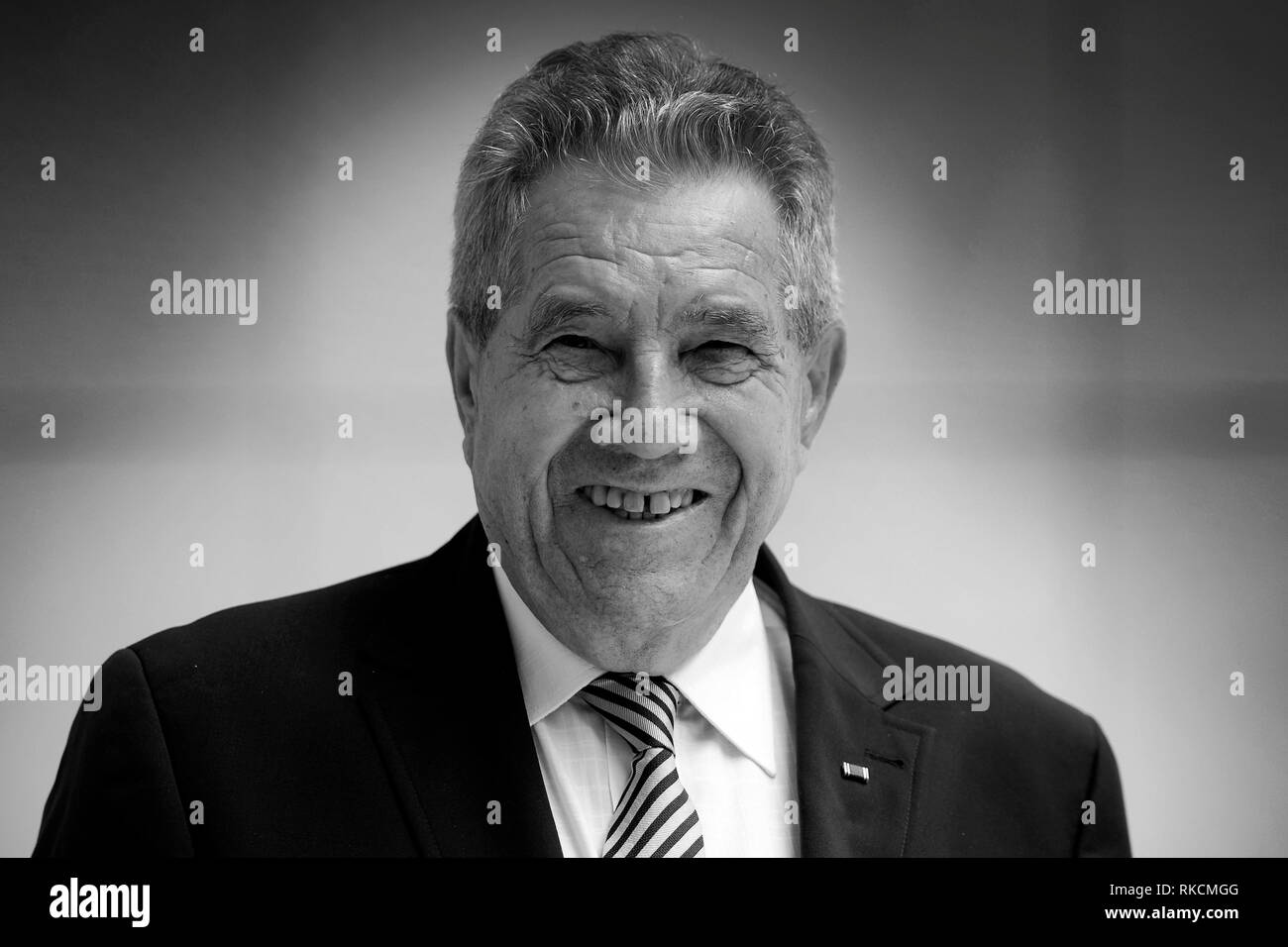 Berlin, Grossbritannien. 11 Feb, 2019. Der ehemalige 100-m-star Heinz Fuetterer starb im Alter von 87 Jahren. In den 1950er Jahren, war er so schnell wie Leichtathletik legende Jesse Owens. Archiv Foto: HEINZ FUETTERER (FUTTERER, Leichtathletik), neu in die Hall of Fame 2011, Porträt, (Portrait), Hochformat, Querformat, Charity Gala Golden Sports Pyramide 2011 am 20.05.2011 im Hotel Adlon Kempinski Berlin | Verwendung der weltweiten Kredit: dpa/Alamy leben Nachrichten Stockfoto