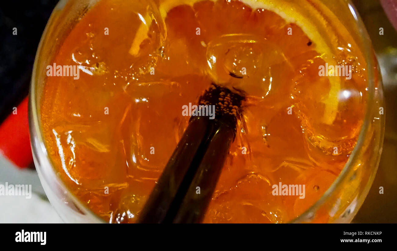 Spritz nur serviert in einem traditionellen Glas. Die Italienische alcohlic Aperitif ist rot, mit Eis und die traditionellen Zwei Strohhalme Stockfoto