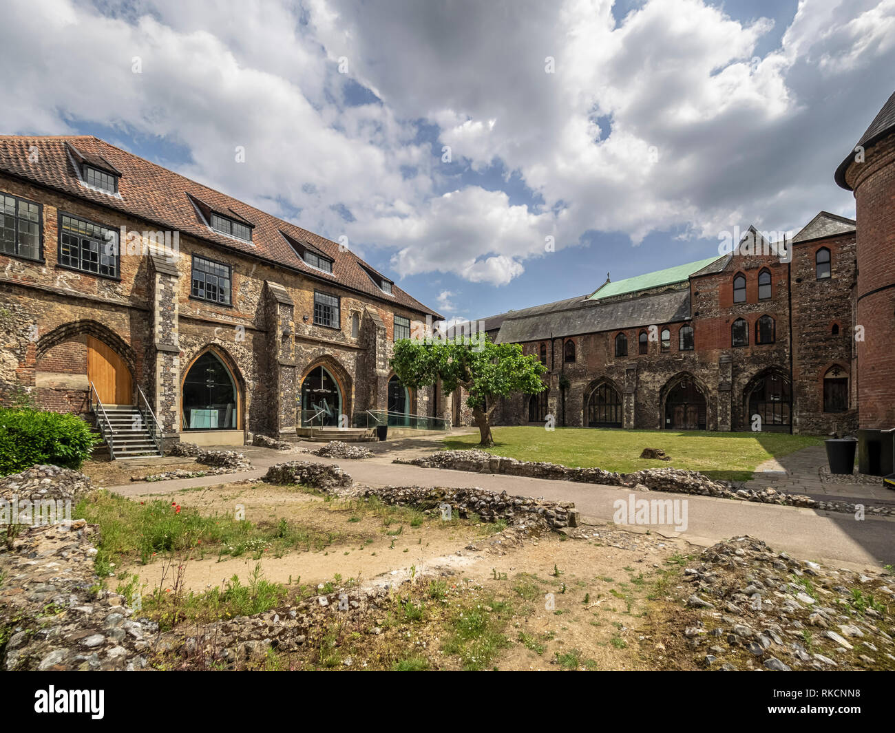 NORWICH, NORFOLK, Großbritannien - 13. JUNI 2018: Außenansicht des mittelalterlichen Friarks im Zentrum von Norwich, das jetzt von der Norwich University of the Arts genutzt wird Stockfoto