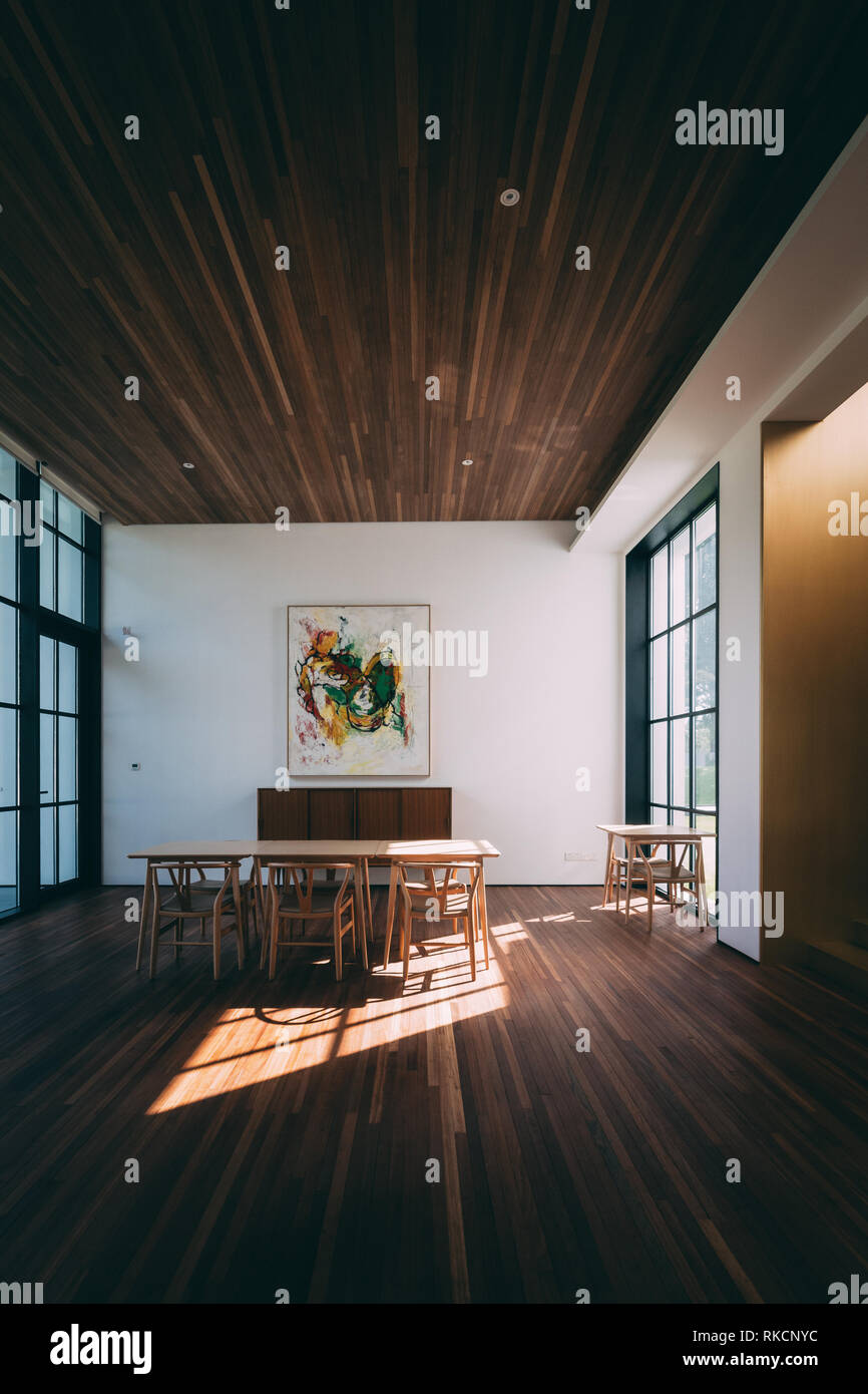 Moderne Zimmer mit dunklem Hartholz minimalistischen Möbeln asiatischen Styling Stockfoto