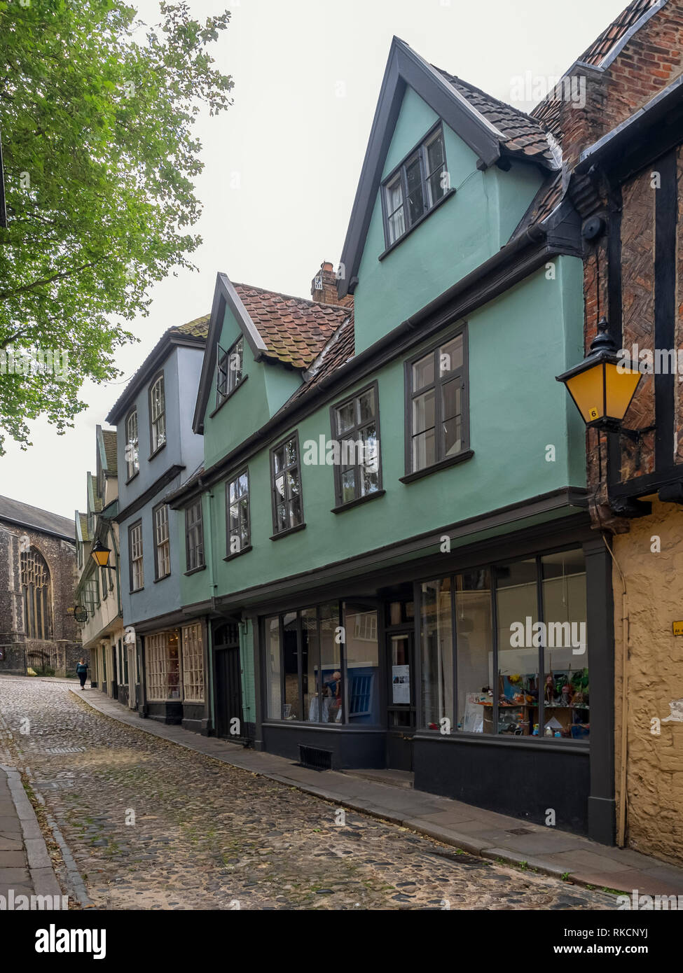 NORWICH, NORFOLK, Großbritannien - 13. JUNI 2018:Blick auf den Elm Hill, eine gepflasterte Straße im Stadtzentrum Stockfoto