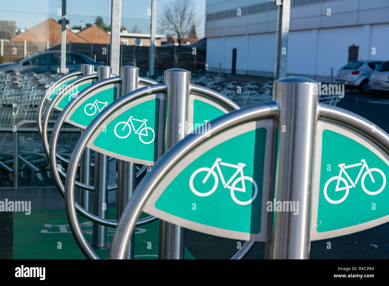 Wattrelos, Frankreich - Januar 20,2019: Fahrrad parken in der Lidl Supermarkt. Lidl Stiftung & Co.KG ist eine deutsche globalen Rabatt Supermarktkette. Stockfoto