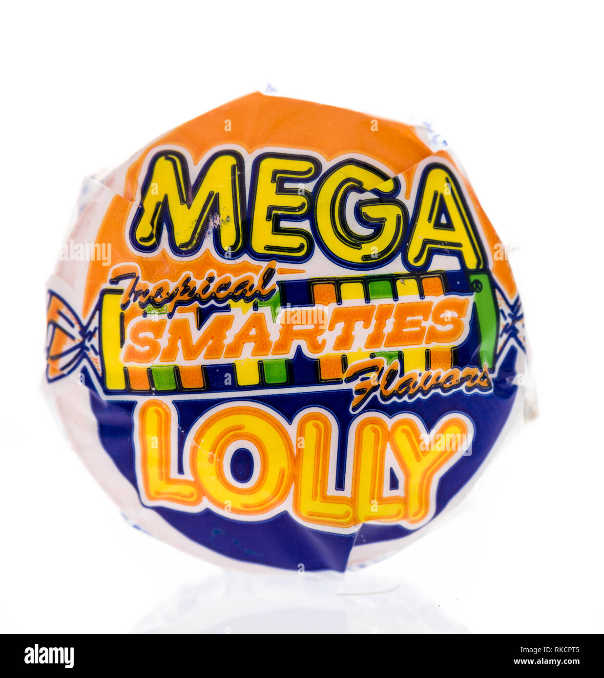 Winneconne, WI - 8. Februar 2019: ein Paket von Mega tropical Smarties Lolly Pop auf einem isolierten Hintergrund Stockfoto Winneconne, WI - 8. Februar 2019: ein Paket von Mega tropical Smarties Lolly Pop auf einem isolierten Hintergrund Stockfoto