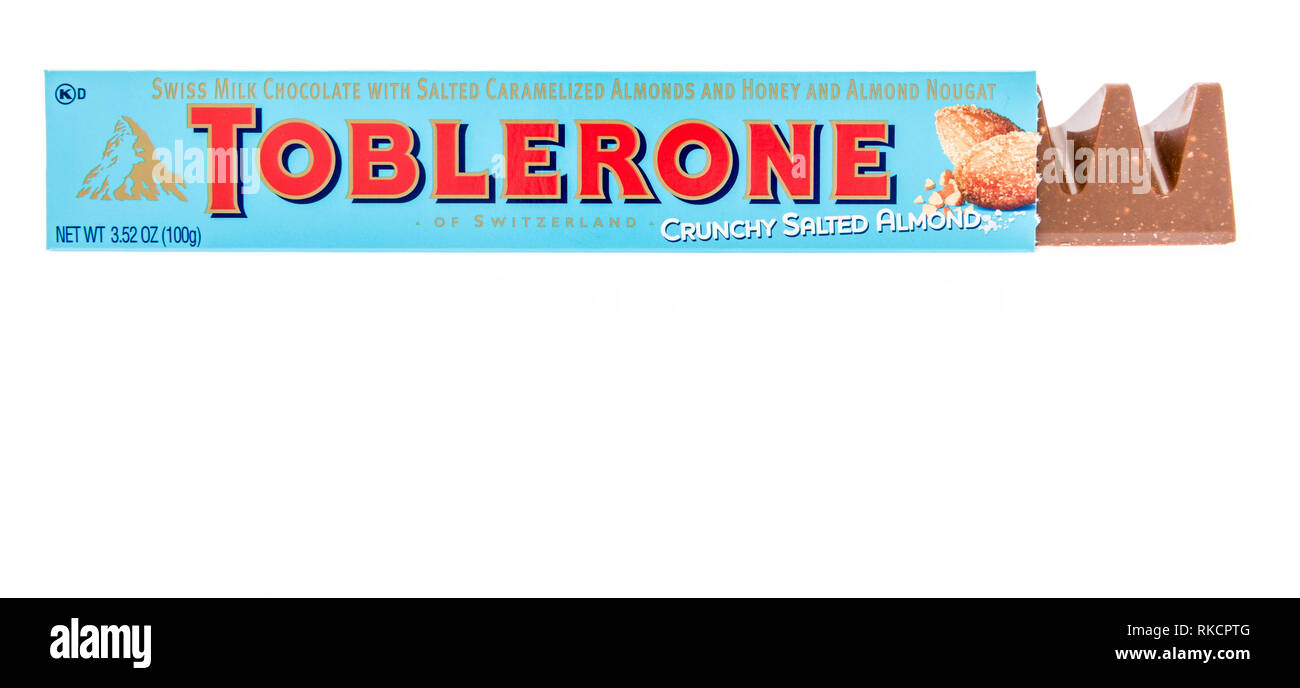 Winneconne, WI - 8. Februar 2019: ein Paket von Toblerone Schweizer  Milchschokolade crunchy gesalzen Mandeln Candy Bar auf einem isolierten  Hintergrund Stockfotografie - Alamy