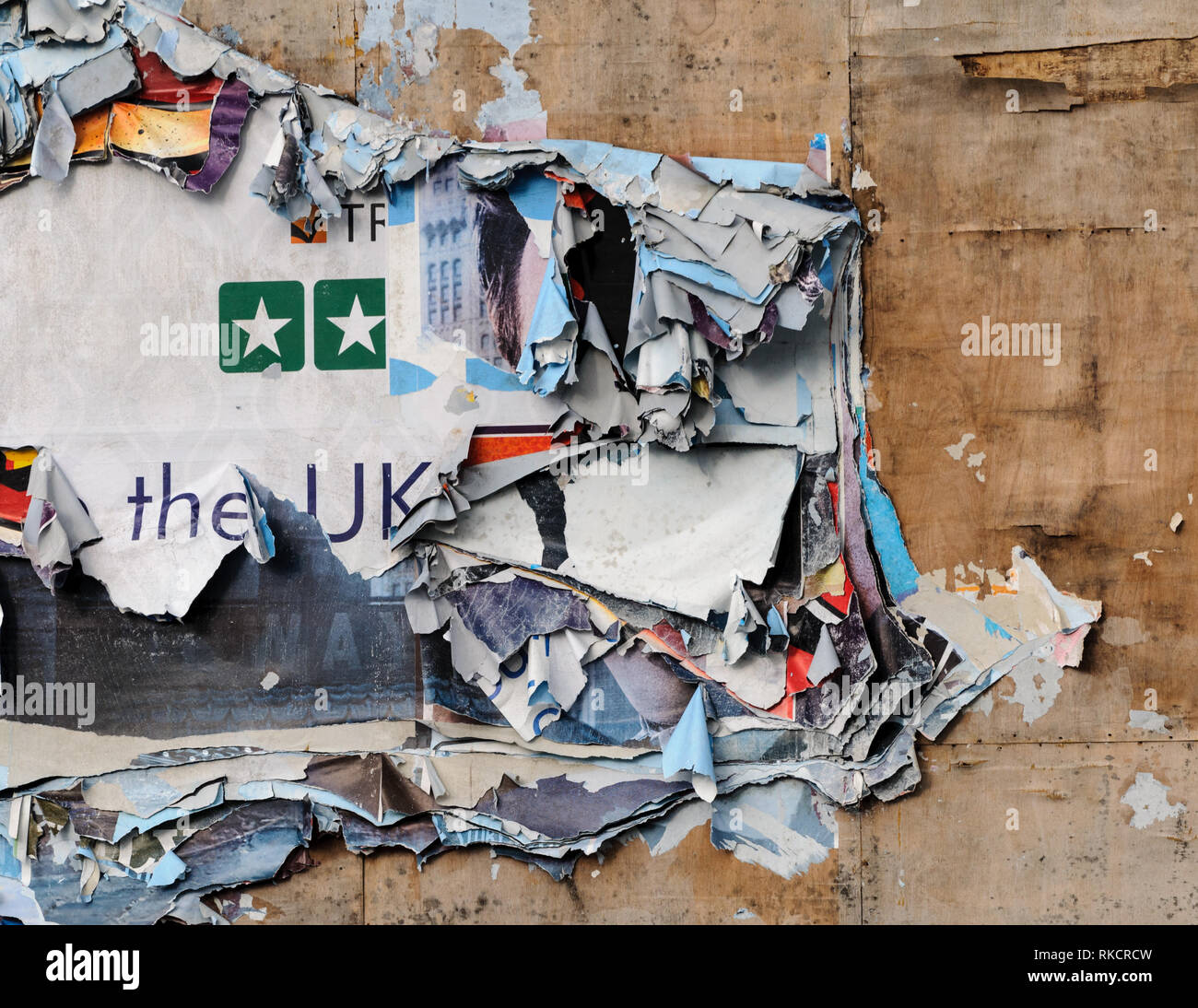 Tattered UK Billboard als Metapher für Brexit Stockfoto