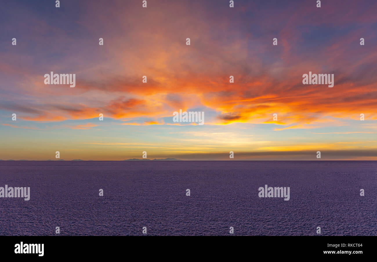Sonnenuntergang in der Wüste Salzsee von Uyuni, auch als Salar de Uyuni, im Hochland der Anden, Bolivien, Südamerika bekannt. Stockfoto