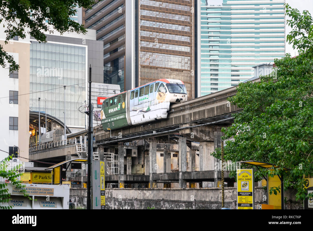 Kuala Lumpur, Malaysia. Januar 2019. Ein Blick auf die Monorail Bahn unter den Wolkenkratzern Stockfoto