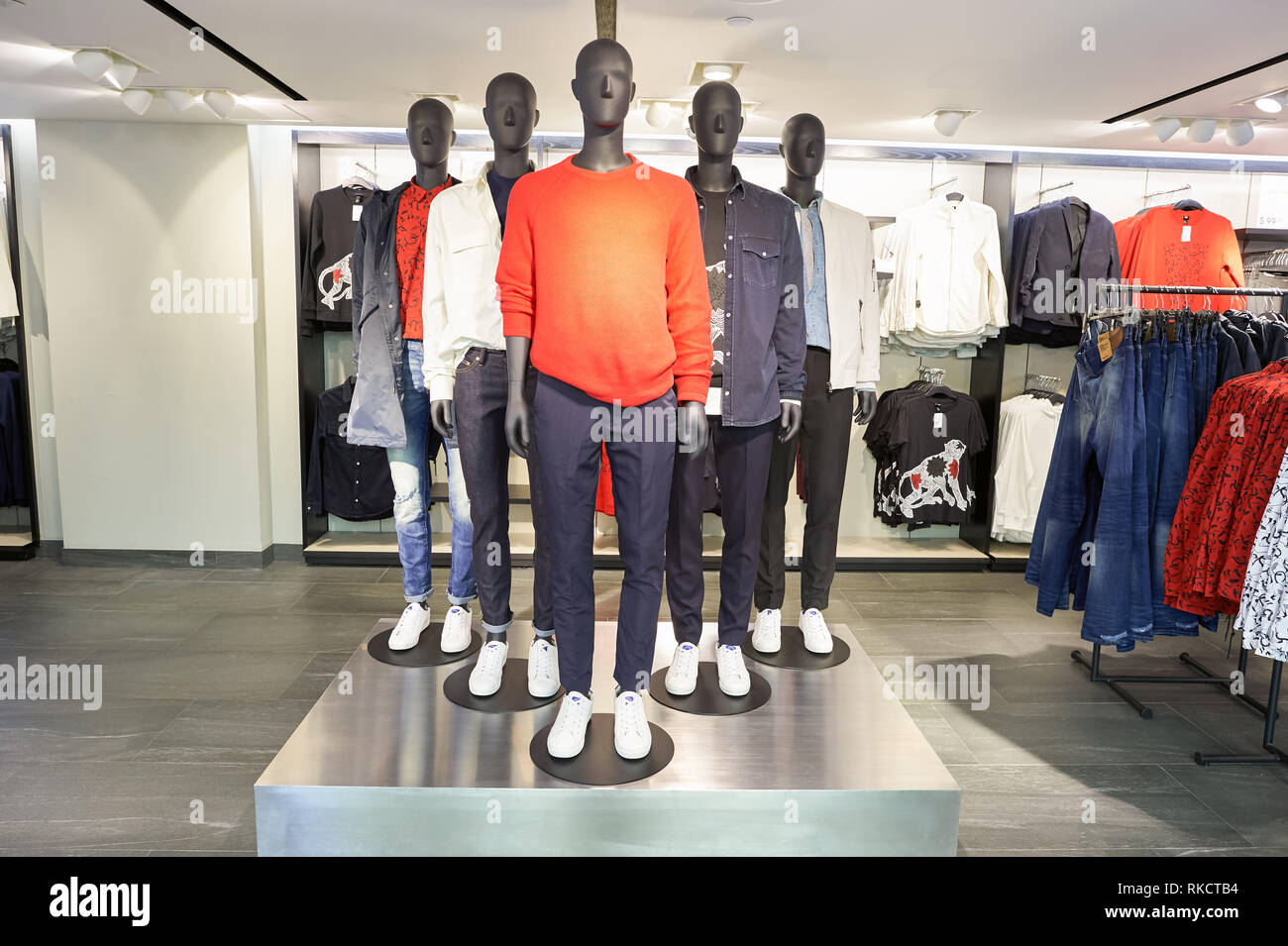 Hongkong - ca. Januar 2016: H und M Store in Hongkong. H und M für seine  schnellen - Mode Bekleidung für Männer, Frauen, Jugendliche und Kinder  bekannt Stockfotografie - Alamy