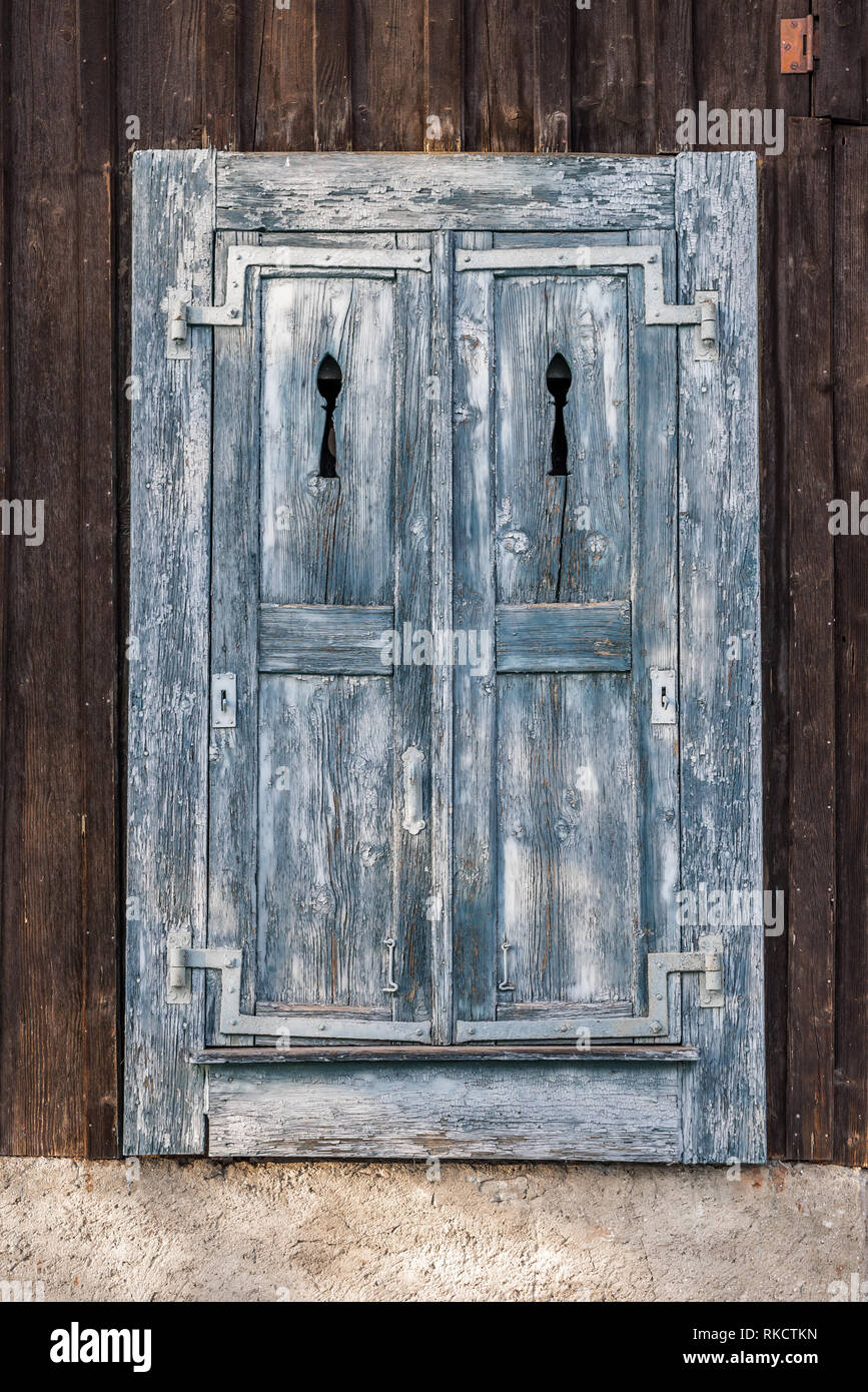 Traditionelle Holz Fensterläden in Blau abblätternde Farbe und Artisan  metall Scharniere borwn Holz Wand des alpinen Nebengebäude eingestellt  Stockfotografie - Alamy