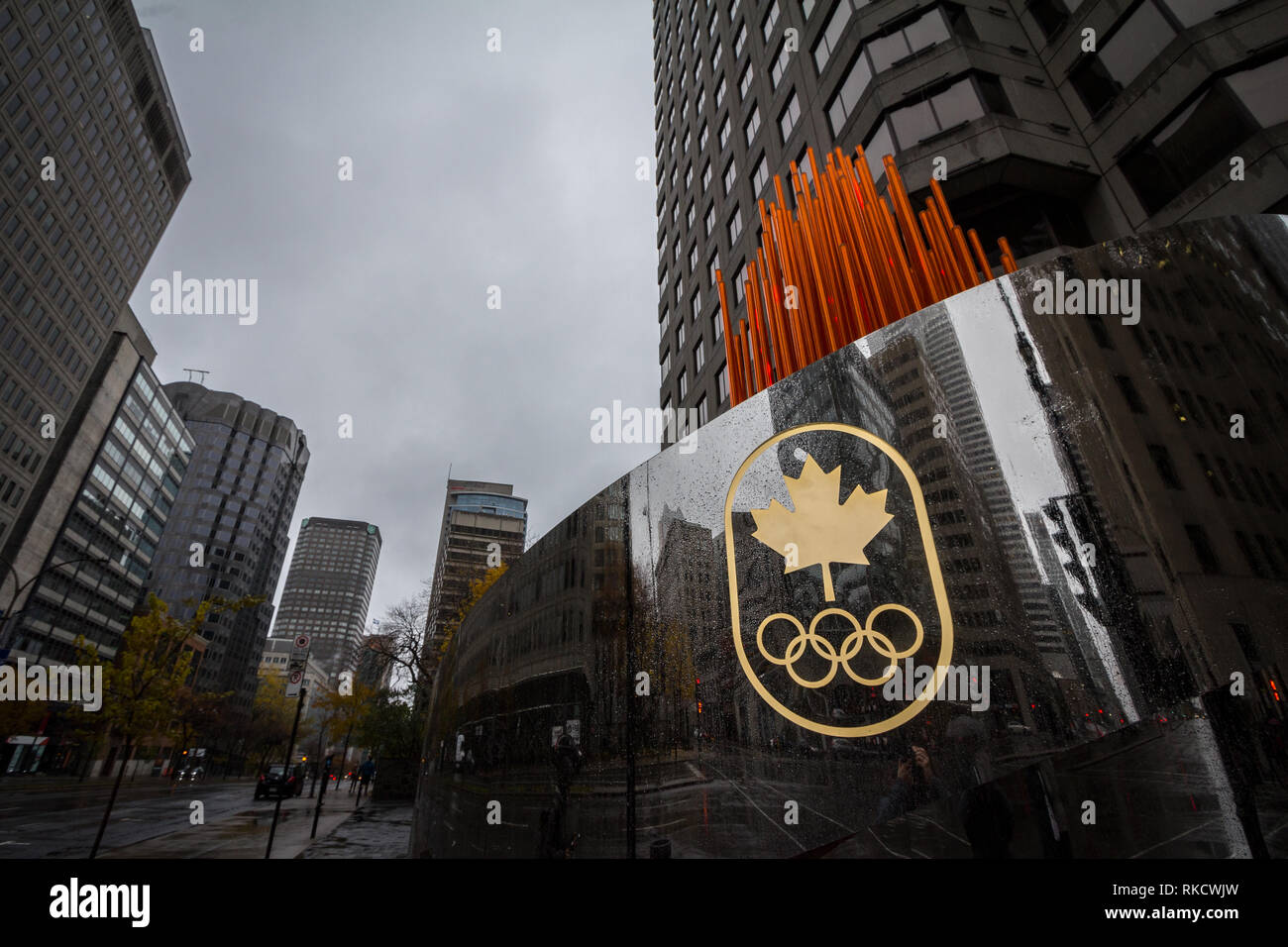MONTREAL, KANADA - 3. NOVEMBER 2018: Kanadische olympische Ausschuß Logo für die Olympischen Ringe auf ihren Hauptsitz in Montreal, Quebec. Es ist ist in Ch Stockfoto