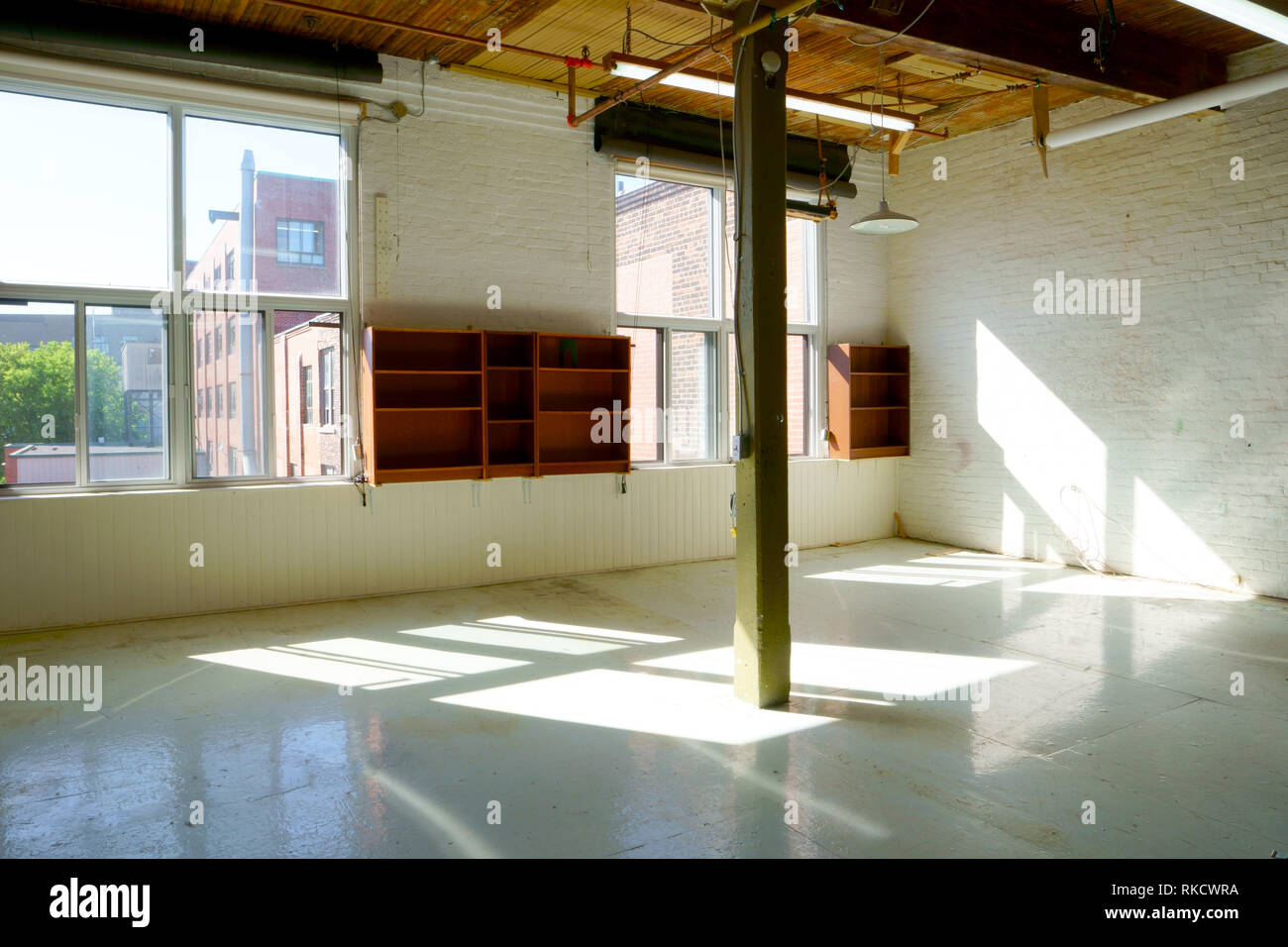 Leerer Raum mit Sunray kommen in nur bewegen oder verschieben, oder Bereit für die Renovierung. Stockfoto