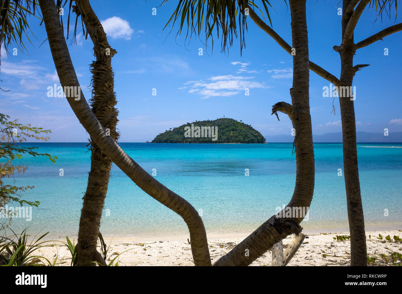 Kleine Insel Insel im türkisblauen Meer, Blick durch Dschungel Bäume - Bonbon Strand - Romblon, Philippinen Stockfoto