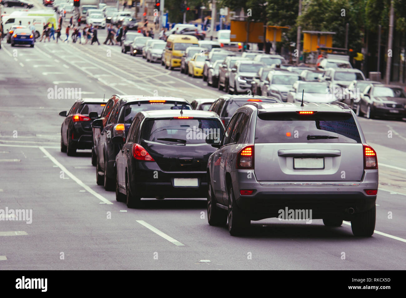Starker Verkehr Autos auf Strasse der Stadt Stockfoto