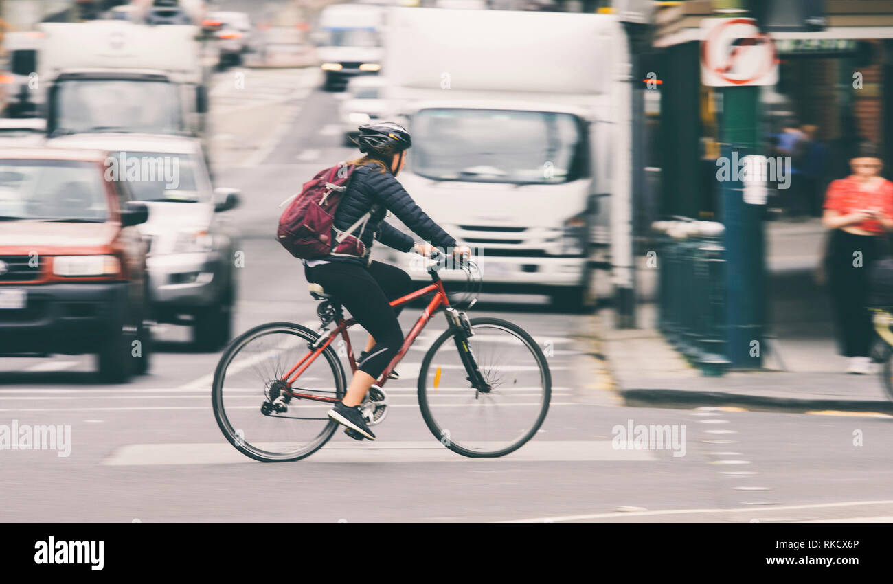 Radfahren auf der Straße der Stadt unscharfes Bild Stockfoto