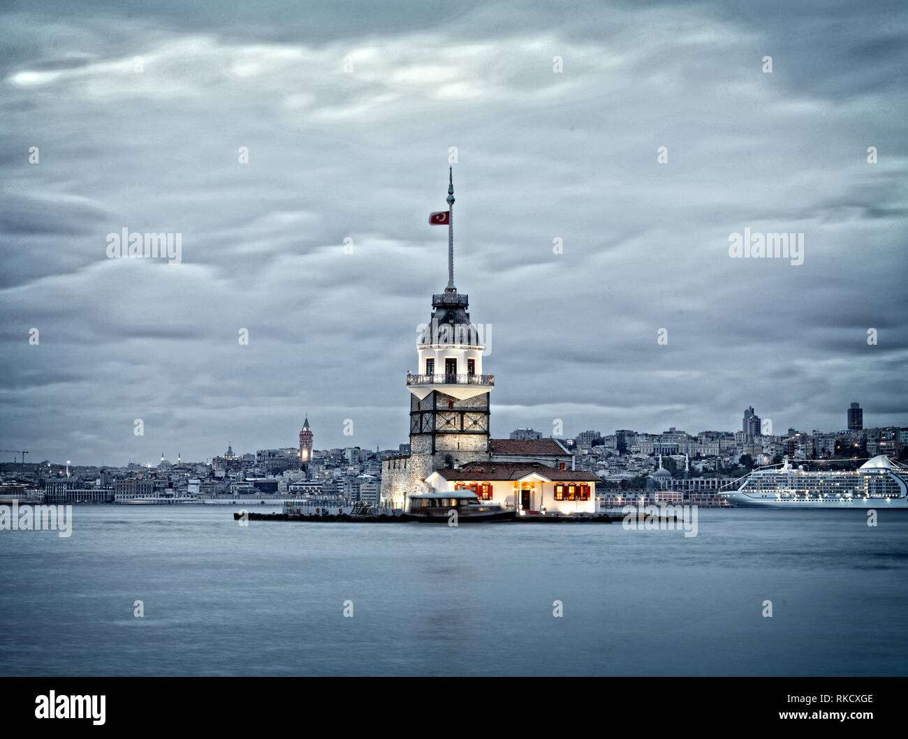 Maiden's Tower auf Istanbul Bosporus mit langen Belichtungszeiten Stockfoto