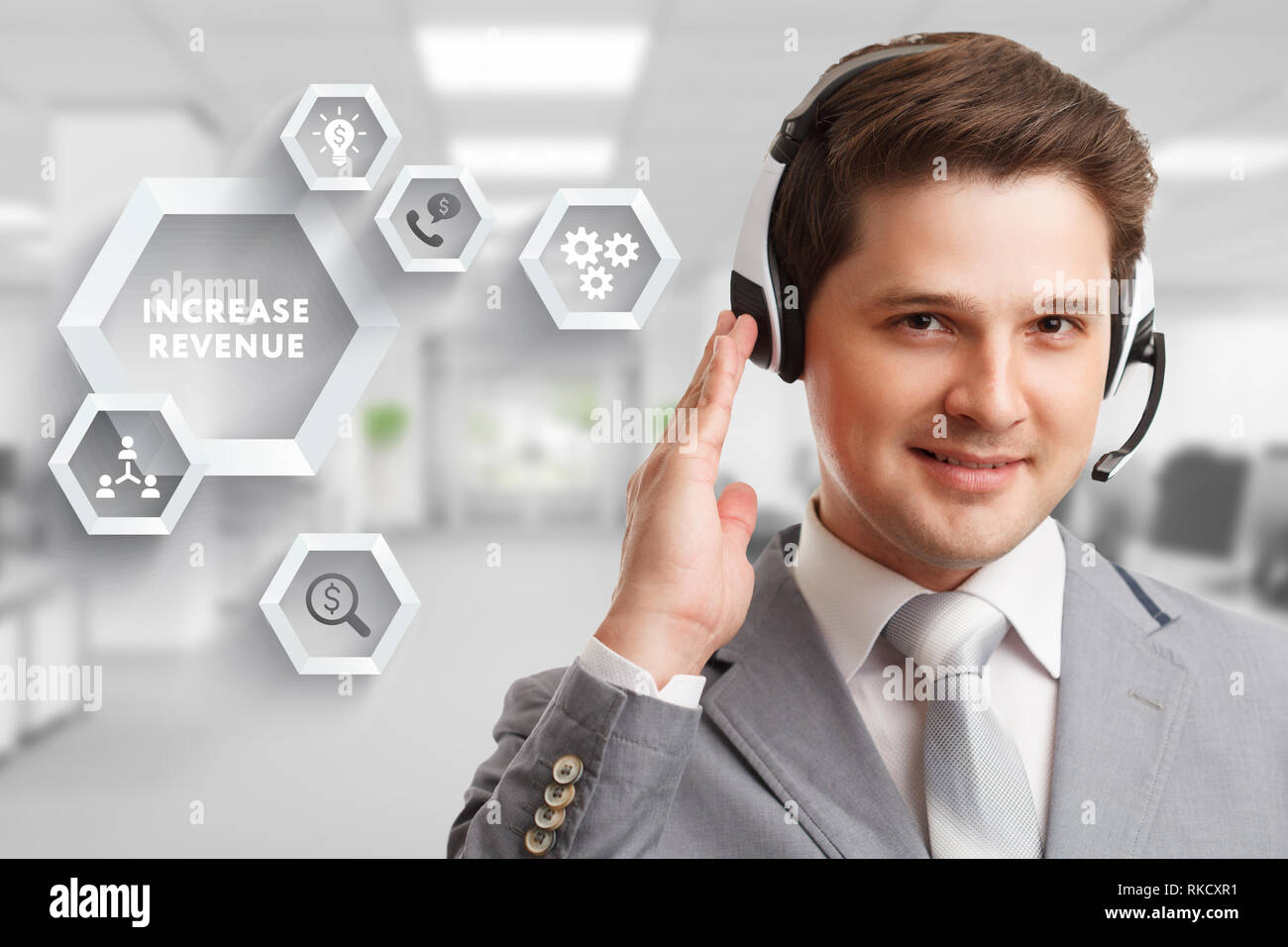 Das Konzept der Business, Technologie, das Internet und das Netzwerk. Ein junger Unternehmer arbeiten an einer virtuellen Bildschirm der Zukunft und sieht den inscrip Stockfoto