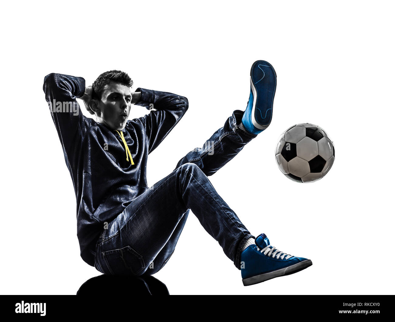 ein junger Mann Freestyler Fußballspieler in der Silhouette auf weißem Hintergrund Stockfoto