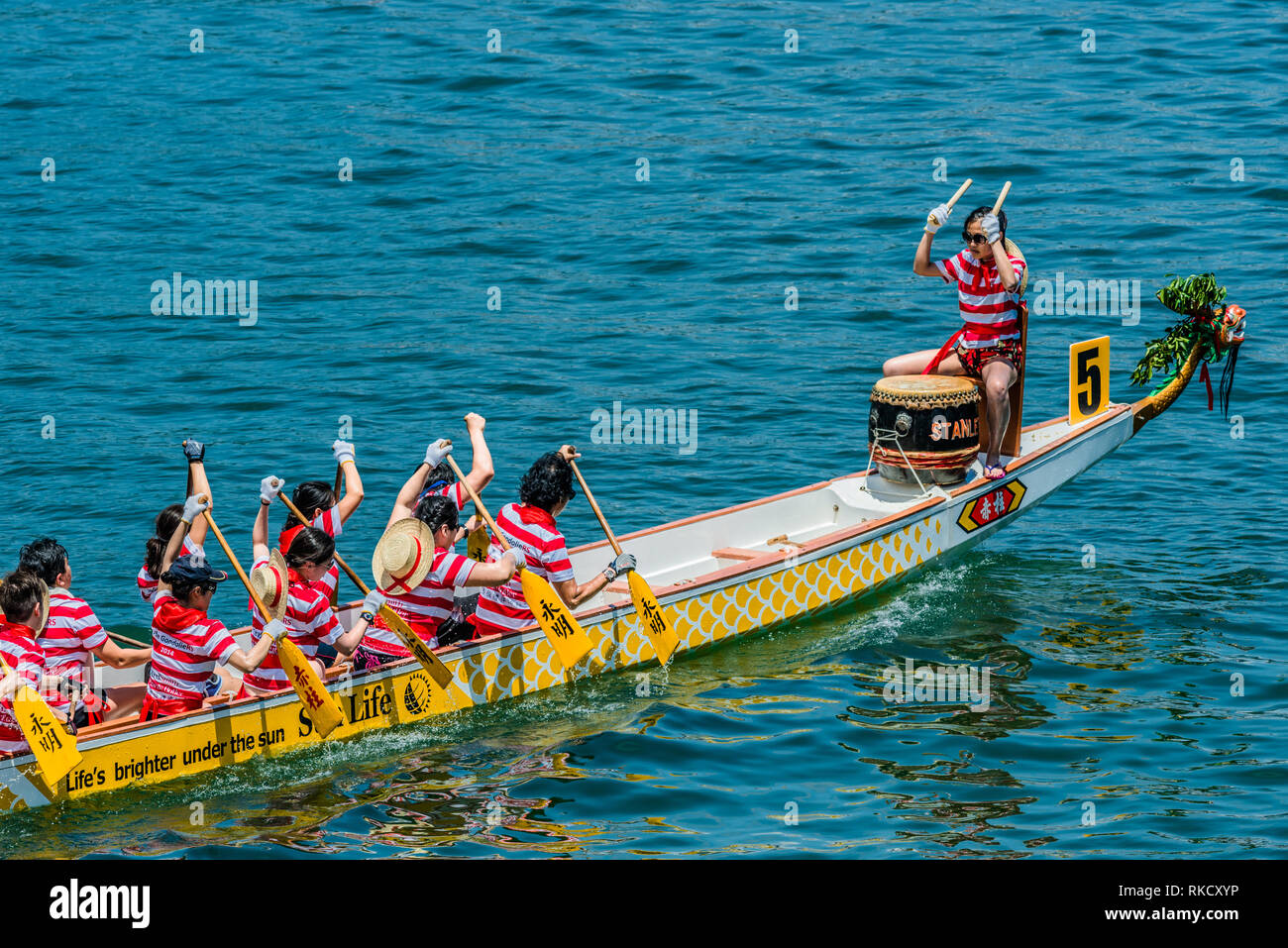 Hong Kong, China - 2. Juni 2014: Menschen Rennen Dragon Boote Festival Rennen in Stanley beach Stockfoto