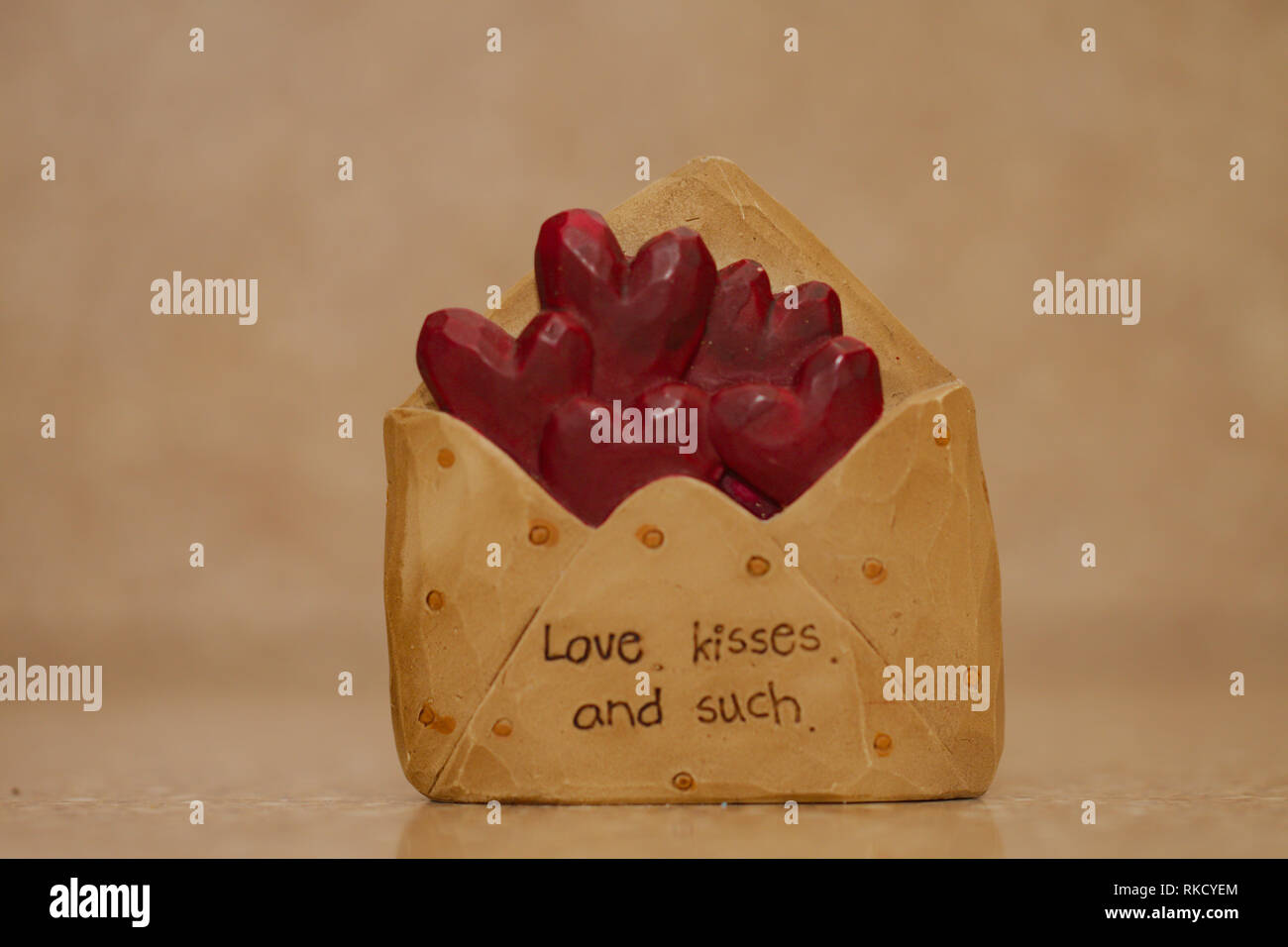 Holz Umschlag mit Herzen auf tan Hintergrund Stockfoto