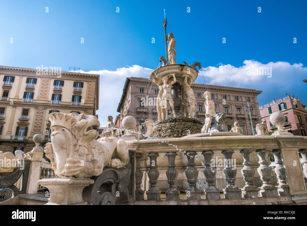 Der Rathausplatz mit dem berühmten Neptun Brunnen auf der Piazza Municipio in Neapel, Italien. Stockfoto