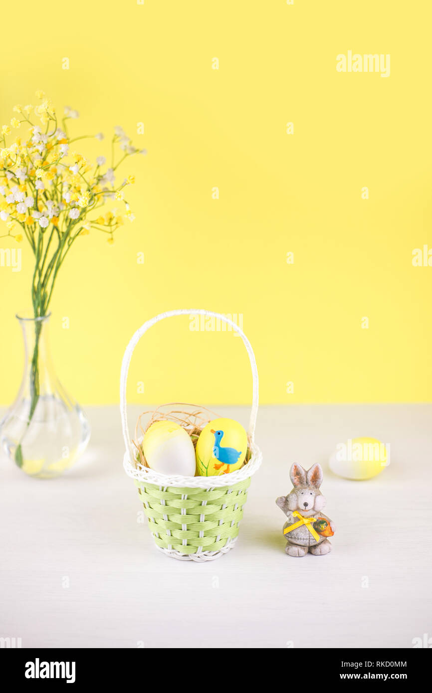 Ostern Korb mit Eiern auf weißem Hintergrund. Stockfoto