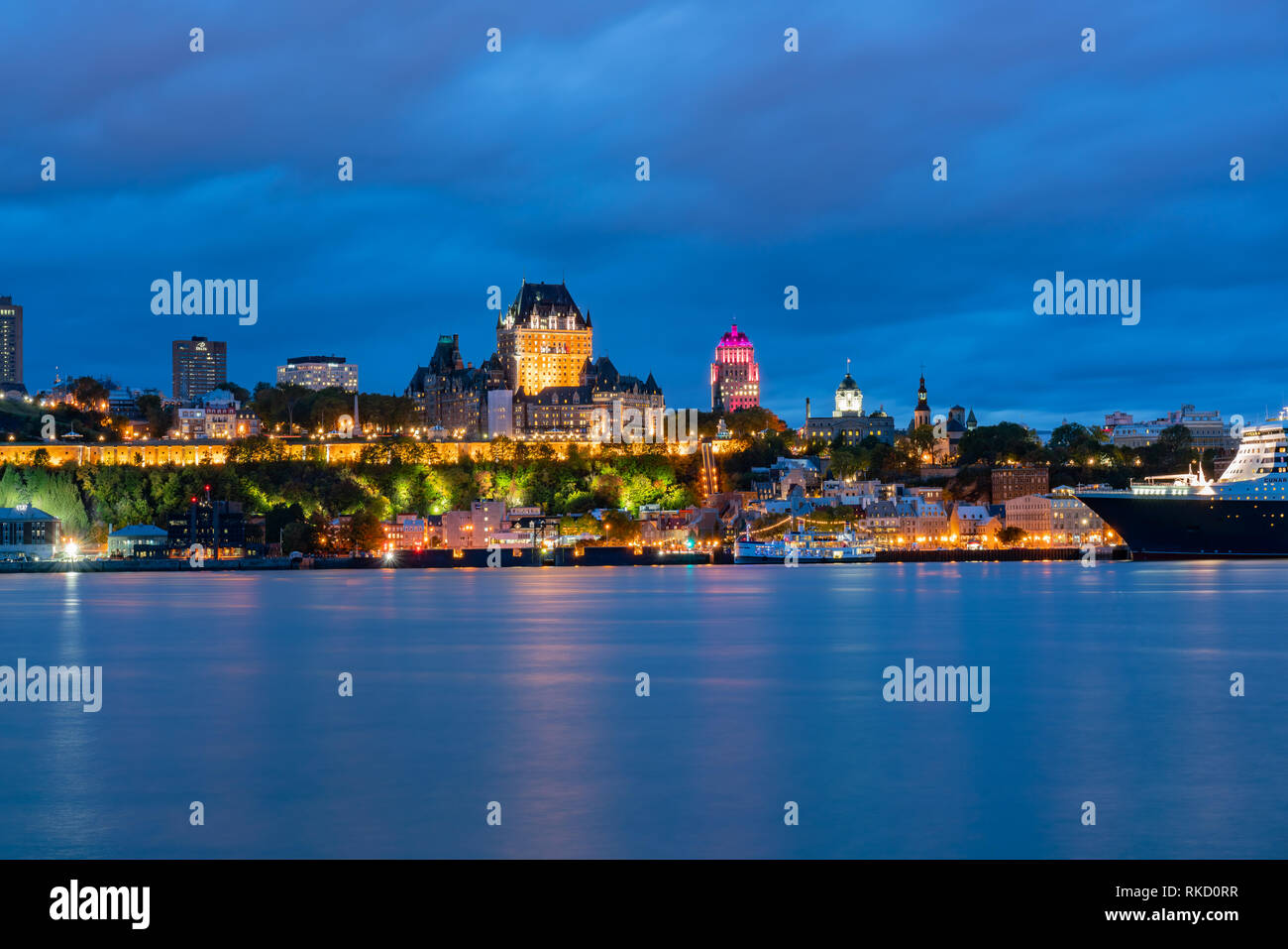 Nachtansicht der Quebec City Skyline mit Fairmont Le Château Frontenac in Quebec, Kanada Stockfoto