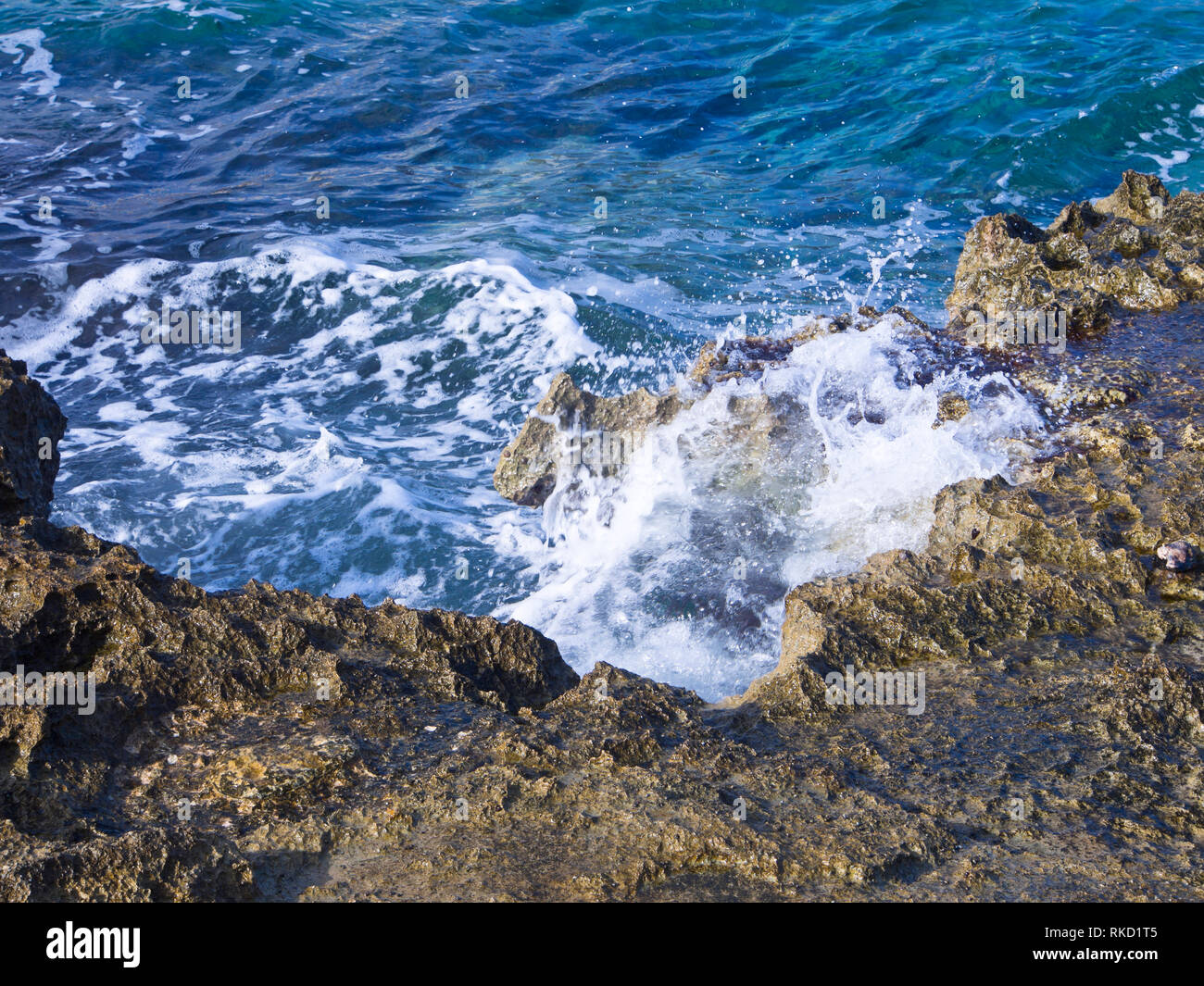 Blick entlang der Küste zu Fuß in St. Julians Malta, herbstliche Sonne und Mittelmeer blaue Meer macht es zu einem beliebten Ferienziel Stockfoto