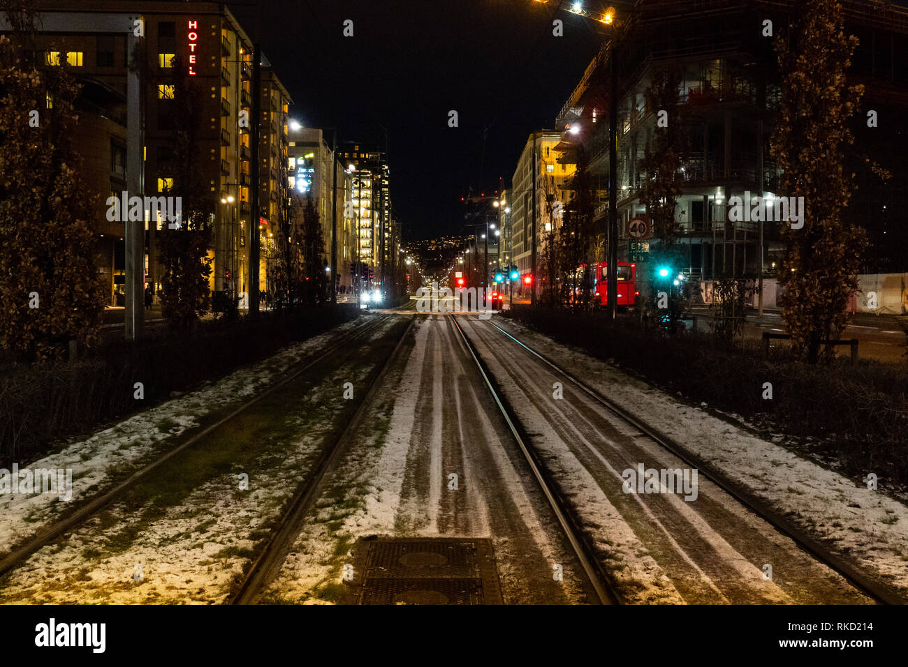Symmetrischer Blick auf die Straßenbahnlinien durch den neuen Teil von Oslo, Norwegen, genannt Bjørvika und das Barcode-Gebiet. Stockfoto