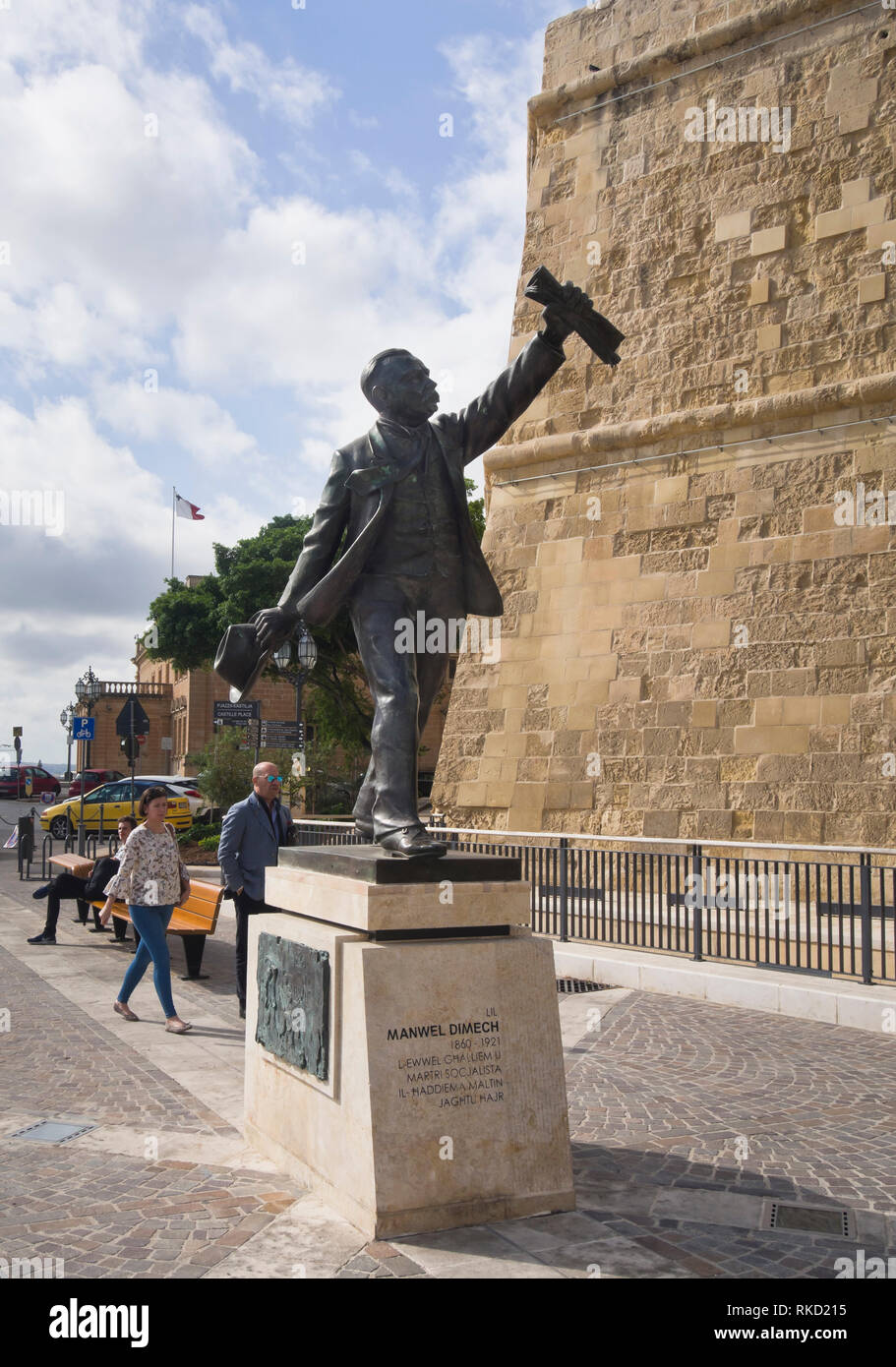 Skulptur der Schriftsteller und Sozialreformer Manuel Dimech, Castille Square in Valletta Malta Stockfoto