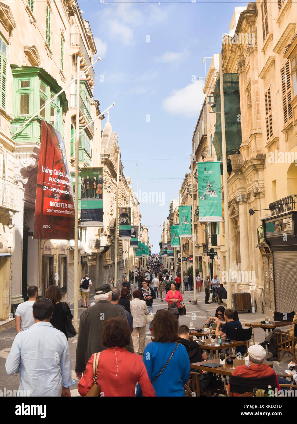 Besucher Krähen in der Republic Street, touristische Shopping Centre und der zentralen Fußgängerzone in Valetta, Malta Stockfoto