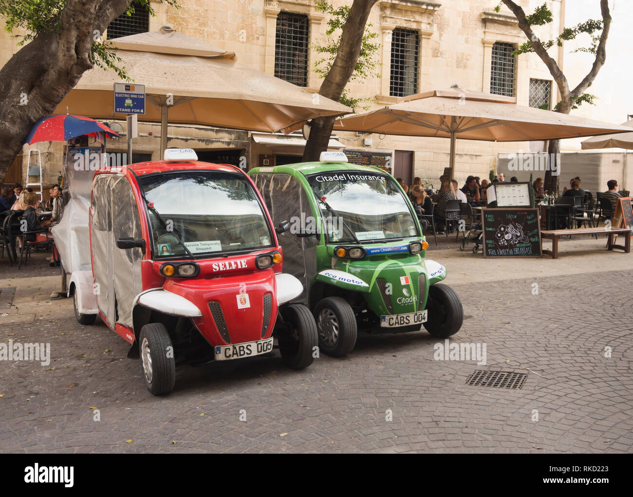 Inner City electric Kabinen in Valetta, Malta warten auf Kunden Stockfoto