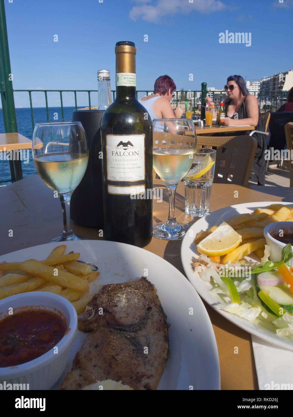 Schwertfisch mit Pommes und Salat und eine Flasche Weißwein der Maltese ...