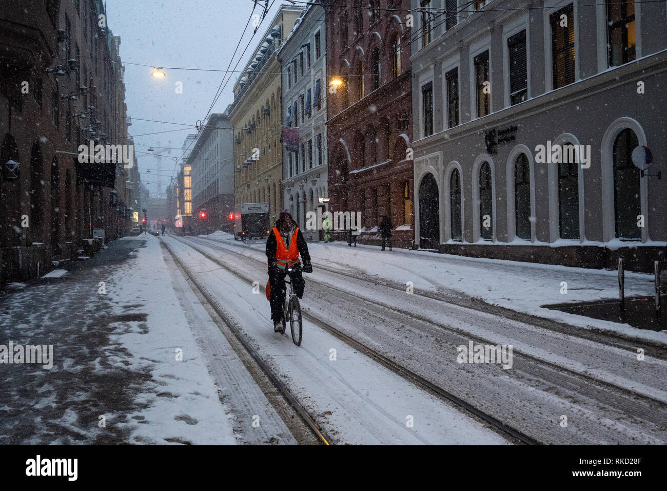 Radsport im Winter mit dem Fahrrad. Stockfoto