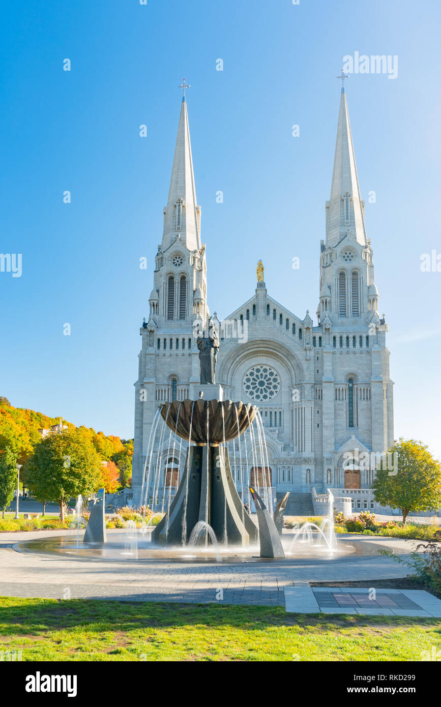 Äußere morgen Blick auf die Basilika von Sainte-Anne-de-Kirche in Beaupre Quebec, Kanada Stockfoto Äußere morgen Blick auf die Basilika von Sainte-Anne-de-Kirche in Beaupre Quebec, Kanada Stockfoto