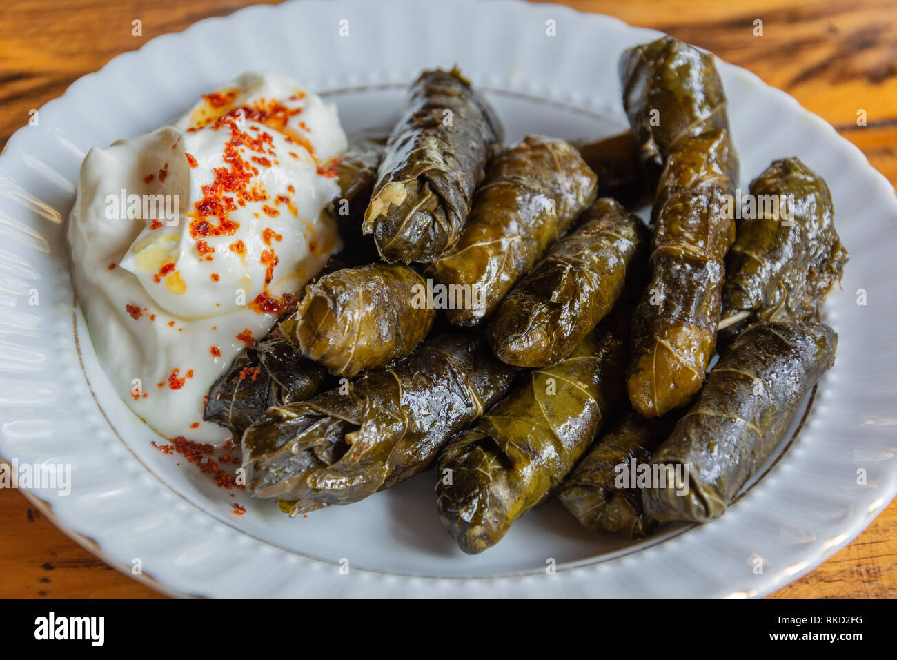 Turkische Dolma Weinblatter Mit Fleisch Gefullt Mit Joghurt Stockfotografie Alamy