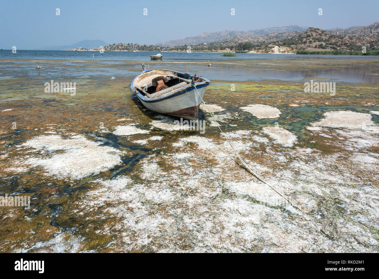 Angeln Boot entlang dem Ufer von See Bafa in der Türkei. Stockfoto