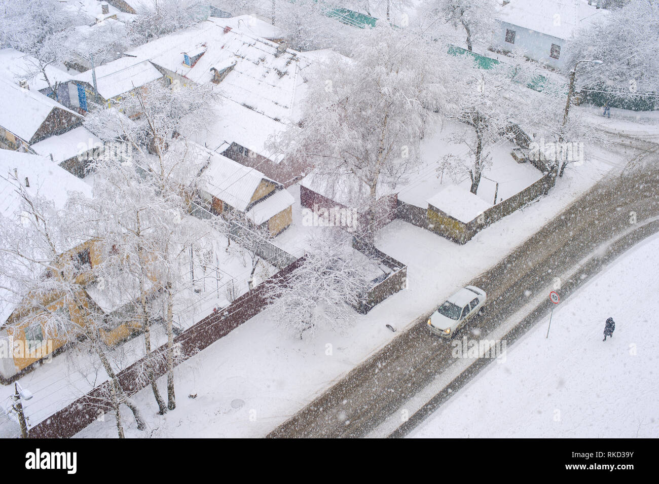 Aerail Blick auf Wohngebiet mit dem Auto auf der Straße und Privat Häuser in schneefall Wintertag, Kiew, Ukraine Stockfoto