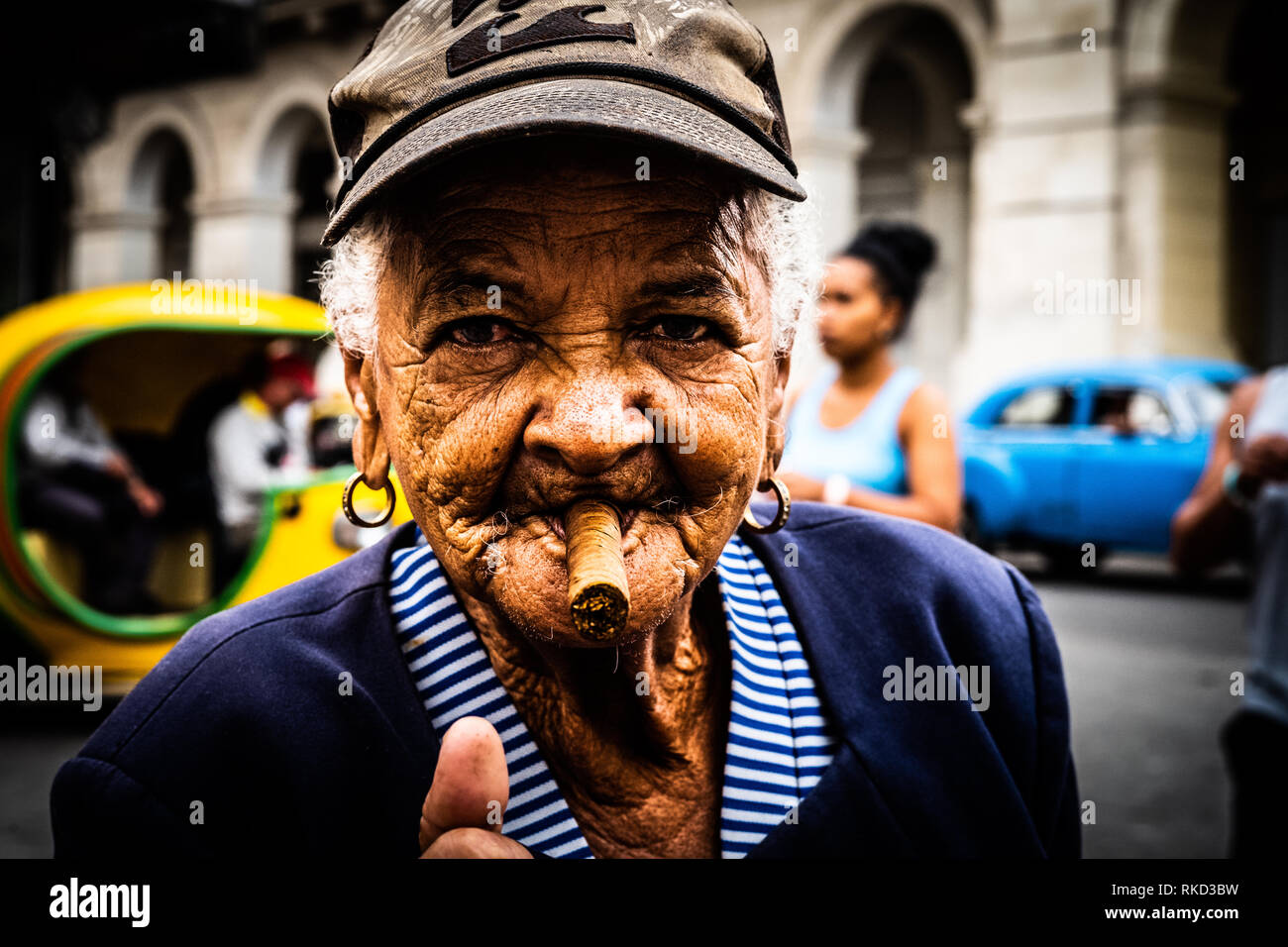 Alte Frau mit Zigarre in Havanna, Kuba Stockfoto