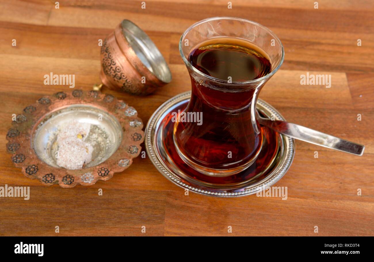 Glas türkischen Tee mit türkischem Honig serviert. Stockfoto