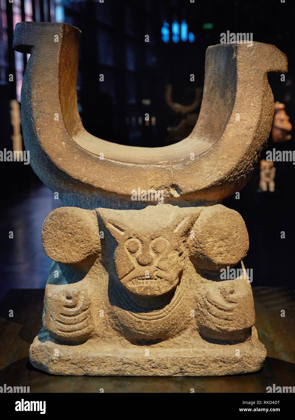 Schamanische Bank. Ecuador. Musée du Quai Branly Museum, Spezialisiert für primitiv oder tribal Arts, Architekt Jean Nouvel. Paris. Frankreich Stockfoto