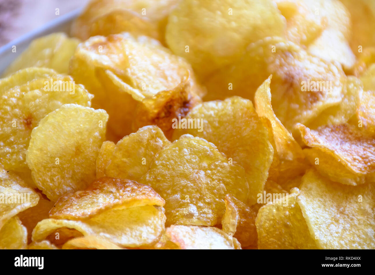 Nahaufnahme der Platte mit mehreren Chips Kartoffeln bereit, um bedient zu werden Stockfoto