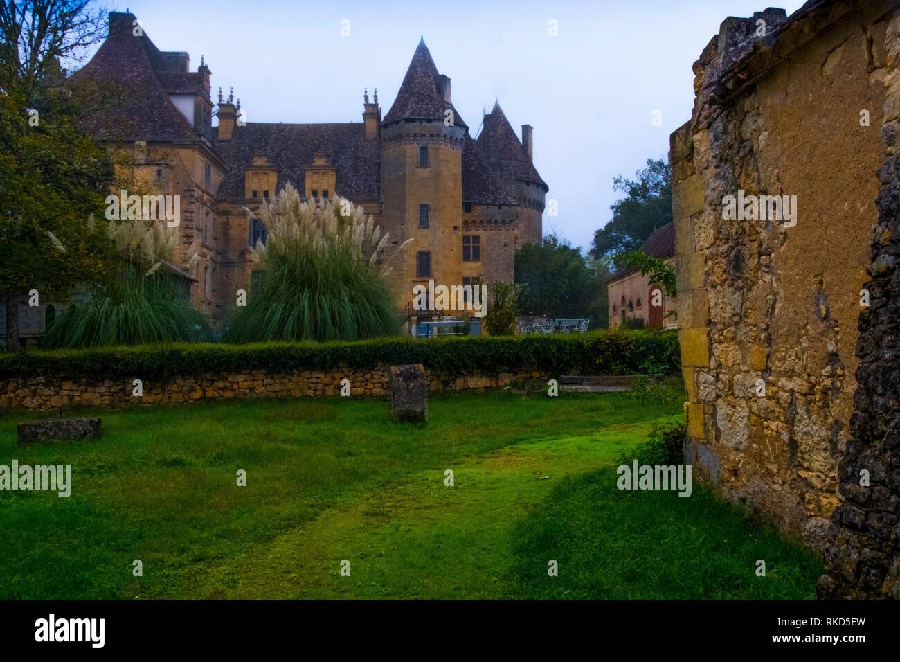 Frankreich, Nouvelle Aquitaine, Dordogne, Varennes's Castle ''Le Louvre Inachevé'', XIV-XVIc. Der Fluss Dordogne Tal. Stockfoto