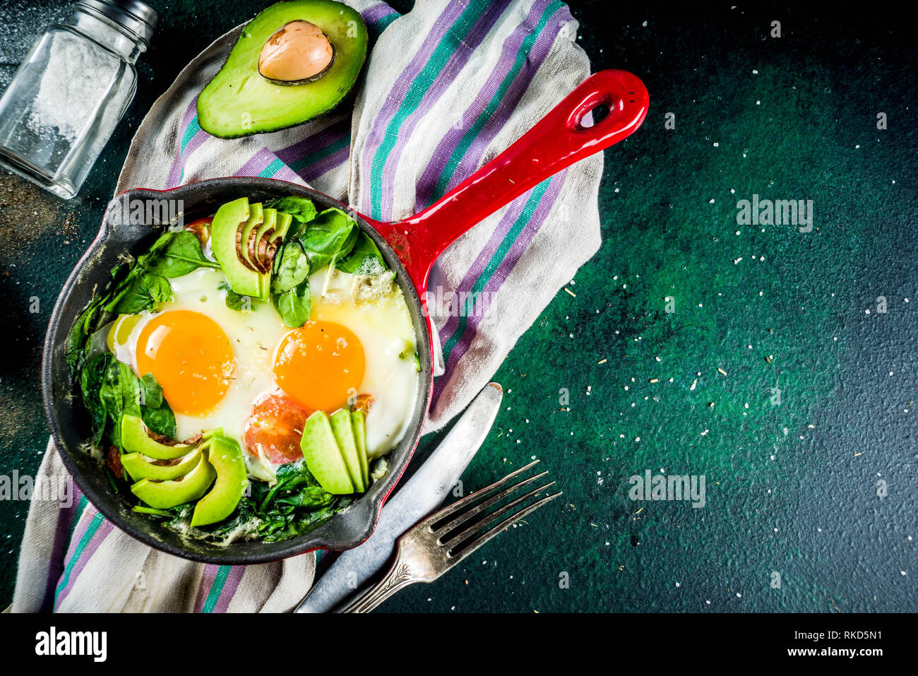 Grunes Gemuse Shakshuka Im Nahen Und Mittleren Osten Traditionelles Gericht Shakshouka Spiegeleier Mit Tomaten Spinat Gemuse Und Krauter Dunkelgrun Backgr Stockfotografie Alamy