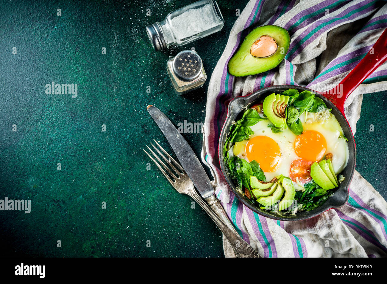 Grunes Gemuse Shakshuka Im Nahen Und Mittleren Osten Traditionelles Gericht Shakshouka Spiegeleier Mit Tomaten Spinat Gemuse Und Krauter Dunkelgrun Backgr Stockfotografie Alamy